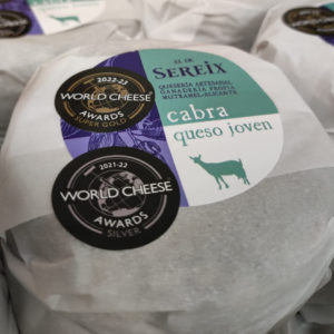 Junger Handwerklicher Ziegenkäse – Käserei El Sereix